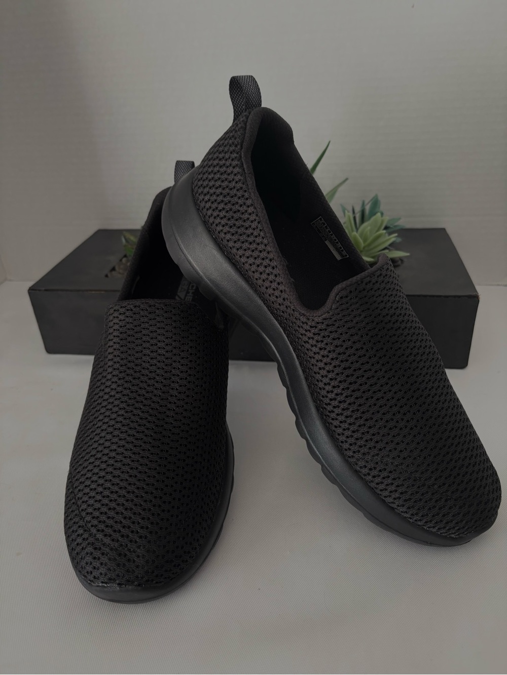 NEW WOMENS SKECHERS GO-WALK BLACK MESH SLIP-ON WALKING SNEAKERS  SZ 7